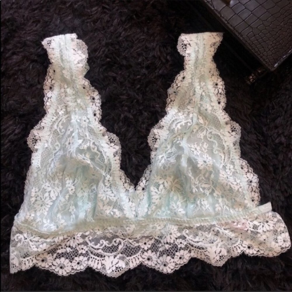 NWOT Victoria’s Secret Lace Bralette Medium